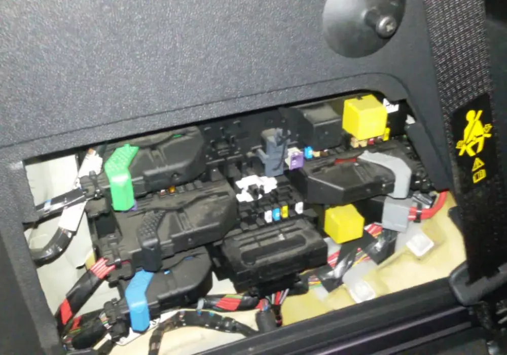Opel Zafira B: Gdzie są bezpieczniki? Lokalizacja i wymiana krok po kroku