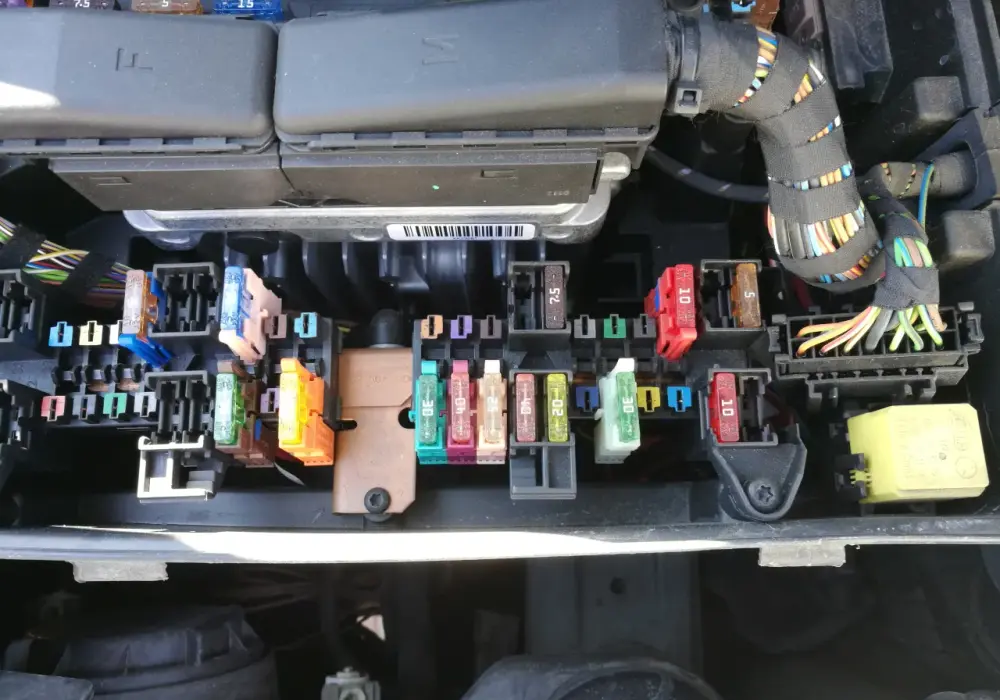 Gdzie są bezpieczniki w Mercedes Vito? Kluczowe informacje i lokalizacja