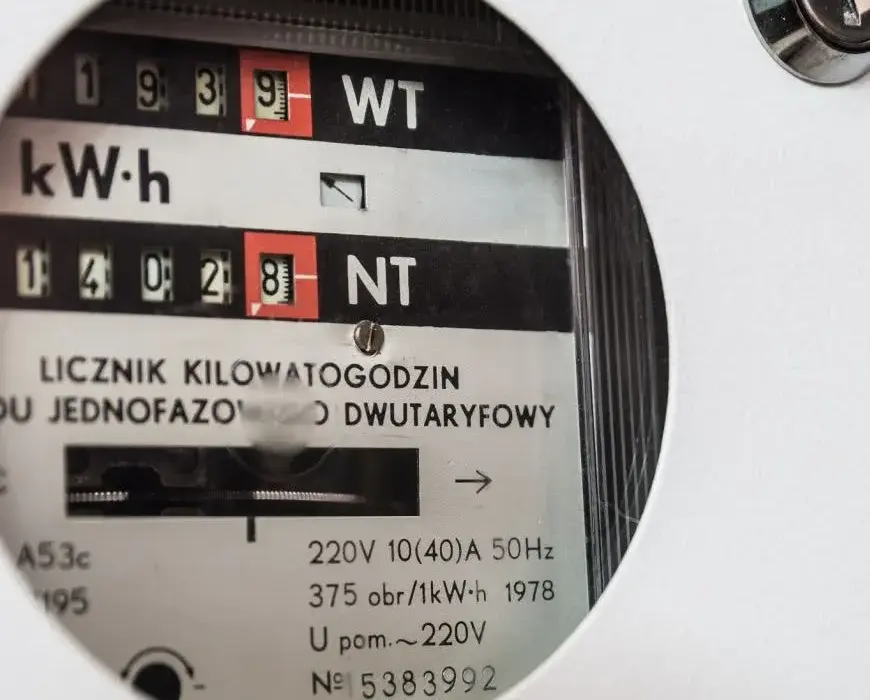 Ile trwa ponowne podłączenie prądu przez Tauron? Sprawdź, jak uniknąć opóźnień!