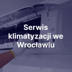 Serwis klimatyzacji we Wrocławiu, ręka w rękawiczce naprawia jednostkę.