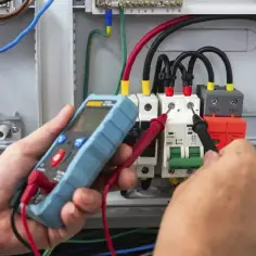 Jak dobierać bezpieczniki, aby uniknąć awarii w instalacji elektrycznej