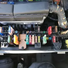 Gdzie są bezpieczniki w Mercedes Vito? Kluczowe informacje i lokalizacja