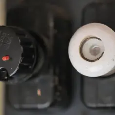 Jak działa bezpiecznik i jak uniknąć kosztownych awarii elektrycznych
