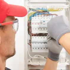 Ile zarabia technik elektryk w Polsce? Sprawdź, czy to się opłaca!