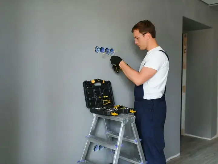 Jak bezpiecznie wyłączyć elektryka w domu – uniknij niebezpieczeństw i błędów