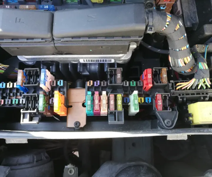 Gdzie są bezpieczniki w Mercedes Vito? Kluczowe informacje i lokalizacja
