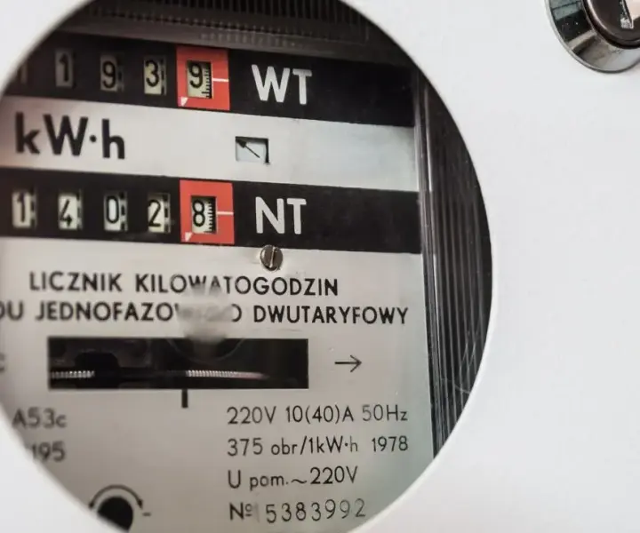 Ile trwa ponowne podłączenie prądu przez Tauron? Sprawdź, jak uniknąć opóźnień!