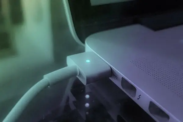 Ile prądu zużywa laptop a komputer stacjonarny - oszczędzaj energię
