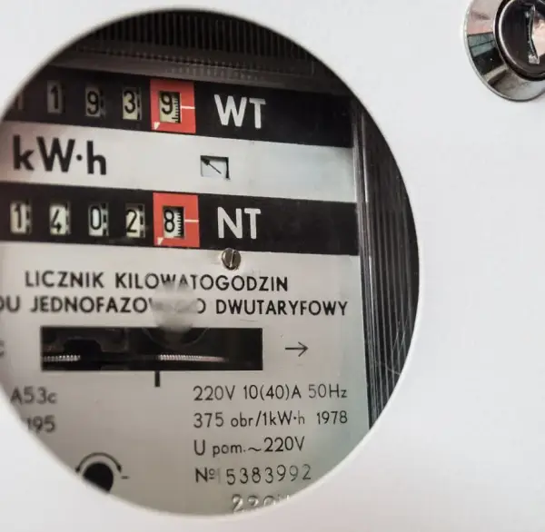 Ile trwa ponowne podłączenie prądu przez Tauron? Sprawdź, jak uniknąć opóźnień!